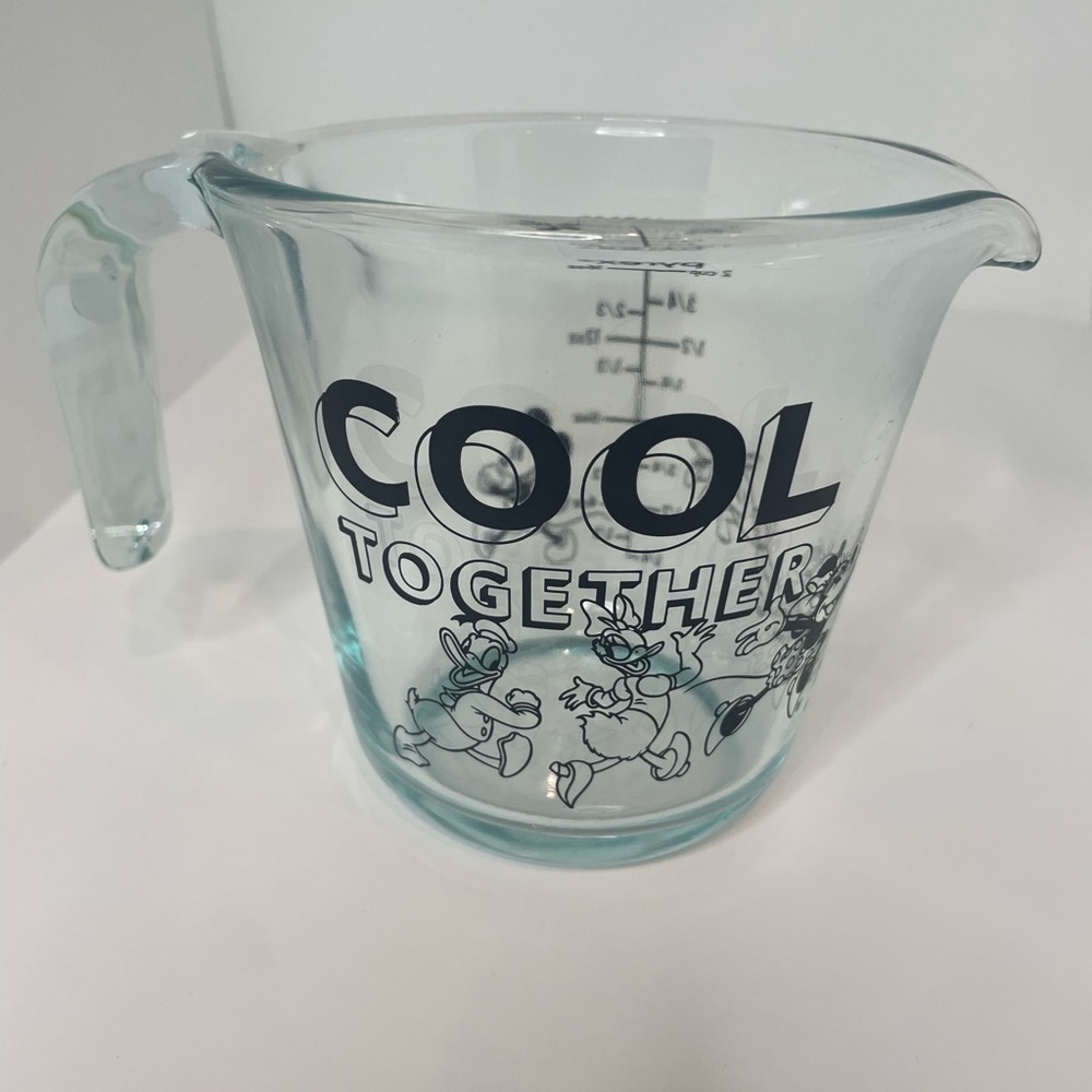 New Pyrex Mickey & Friends 2-cup Glass Measuring Cup black